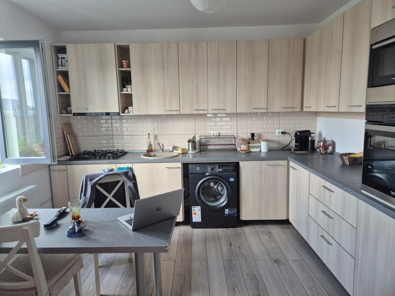 Darza, casa, curte spatioasa.