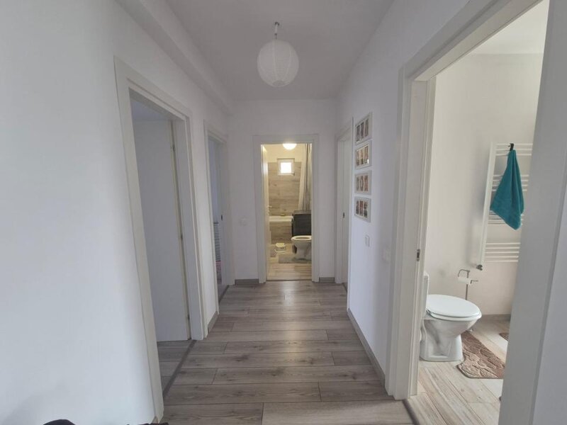 Darza, casa, curte spatioasa.