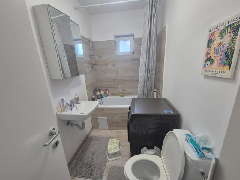 Darza, casa, curte spatioasa.