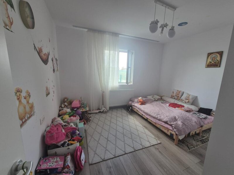 Darza, casa, curte spatioasa.