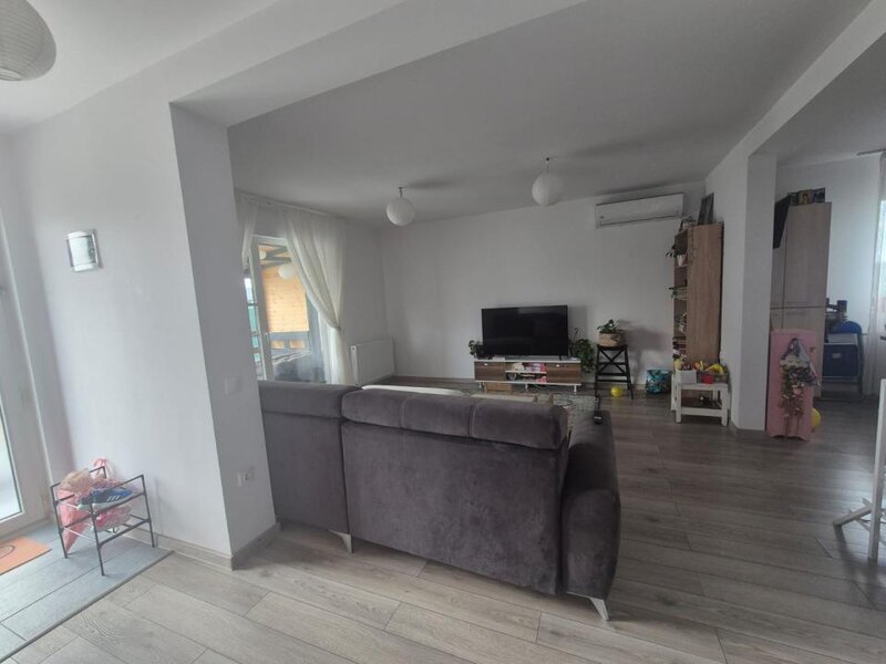 Darza, casa, curte spatioasa.