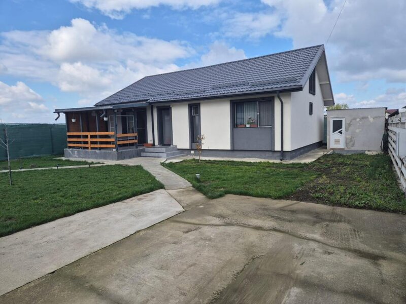 Darza, casa, curte spatioasa.