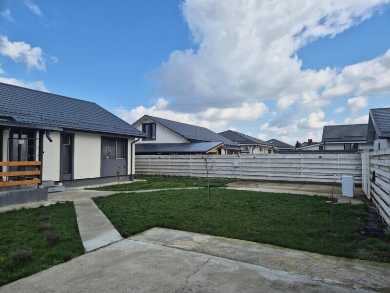 Darza, casa, curte spatioasa.